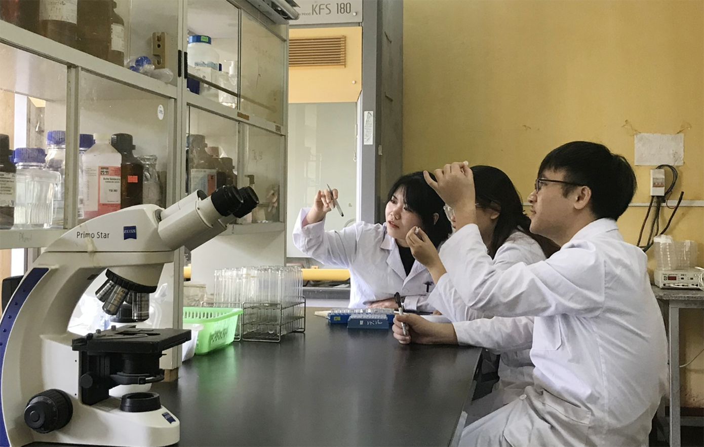 Cao Thị Thu Thuý đang thảo luận về thí nghiệm cùng các thành viên nhóm nghiên cứu. Cao Thị Thu Thuý đang thảo luận về thí nghiệm cùng các thành viên nhóm nghiên cứu.