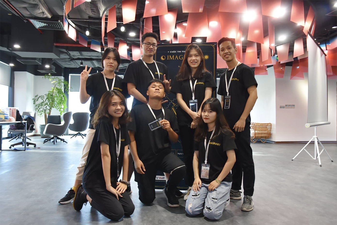 Sinh viên Cao Thị Thu Thuý (hàng đứng, ngoài cùng bên trái) cùng các thành viên Ban Tổ chức cuộc thi Toán mô hình Hà Nội. Sinh viên Cao Thị Thu Thuý (hàng đứng, ngoài cùng bên trái) cùng các thành viên Ban Tổ chức cuộc thi Toán mô hình Hà Nội.