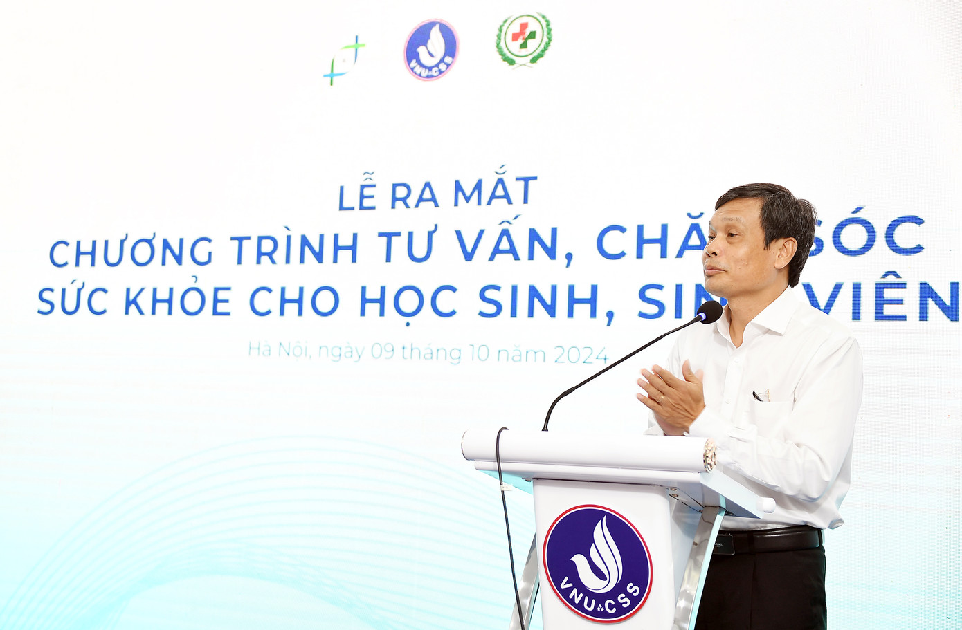 Ông Vũ Văn Thắng – Giám đốc Trung tâm Hỗ trợ sinh viên ĐHQG Hà Nội phát biểu tại chương trình. Ông Vũ Văn Thắng – Giám đốc Trung tâm Hỗ trợ sinh viên ĐHQG Hà Nội phát biểu tại chương trình.