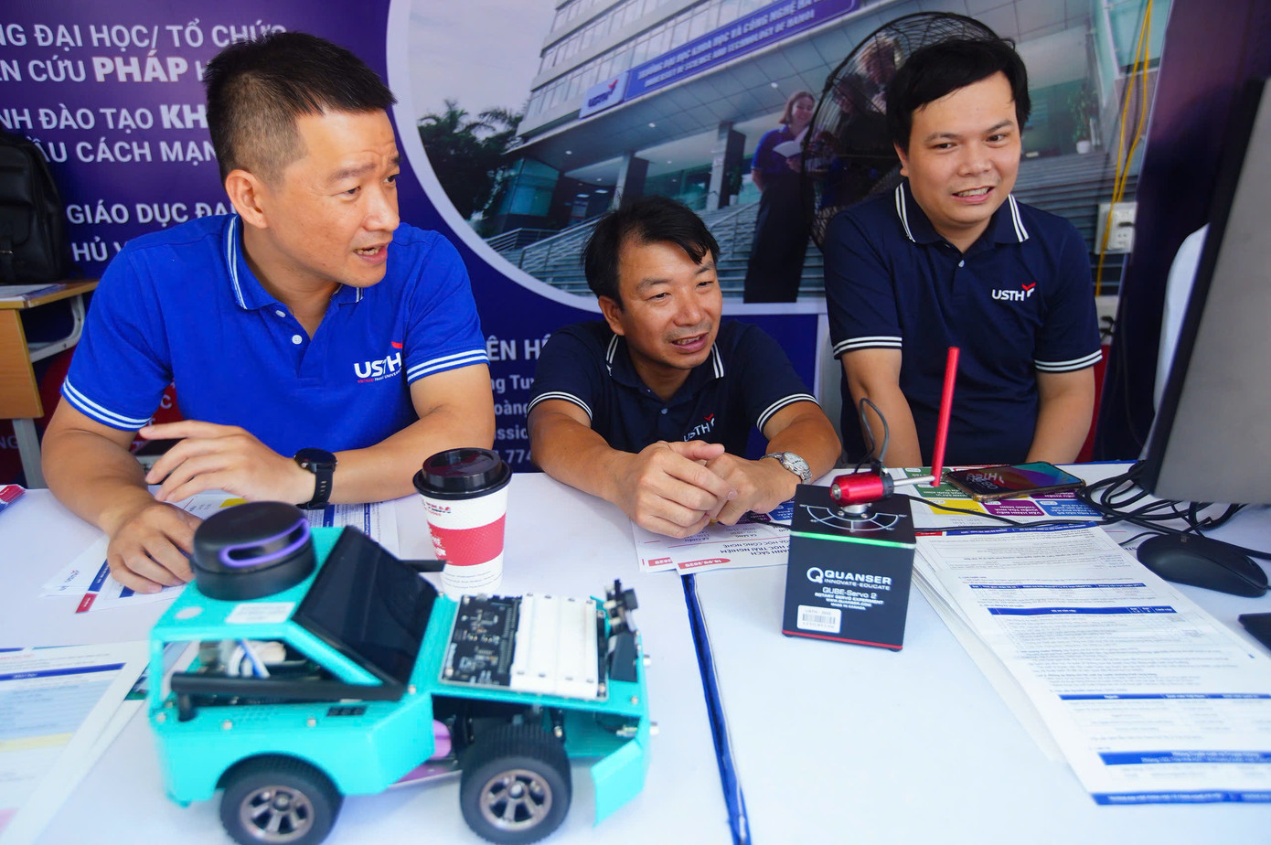 Không gian trải nghiệm cho học sinh THPT tại Ngày hội. Không gian trải nghiệm cho học sinh THPT tại Ngày hội.