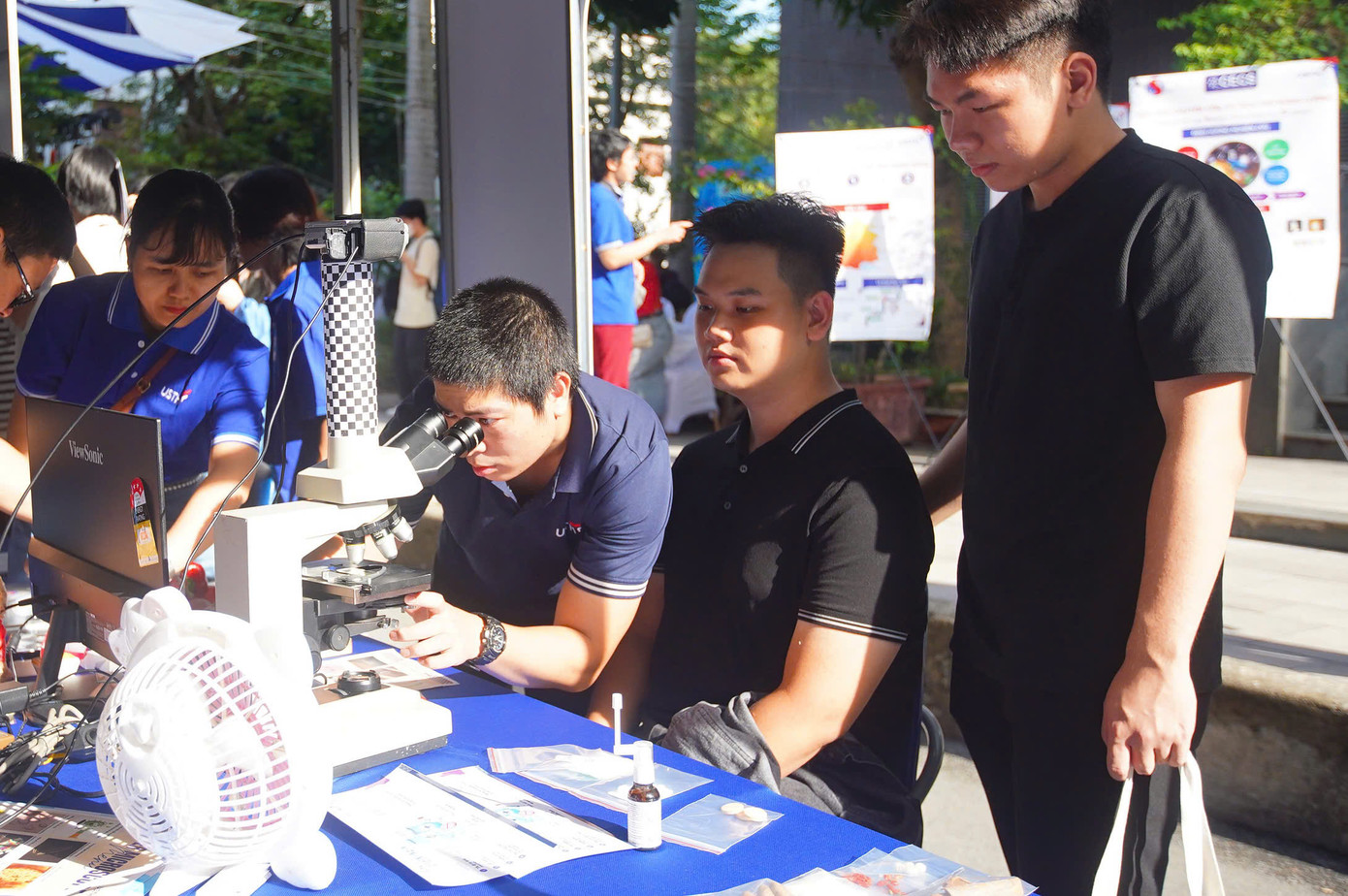 Nhiều học sinh THPT được trực tiếp trải nghiệm tại ngày hội. Nhiều học sinh THPT được trực tiếp trải nghiệm tại ngày hội.