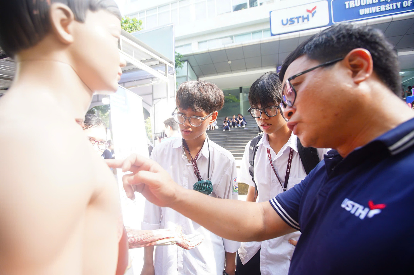 Học sinh Hà Nội hào hứng trải nghiệm 9 phòng thí nghiệm hiện đại tại Ngày hội Khoa học Công nghệ. Học sinh Hà Nội hào hứng trải nghiệm 9 phòng thí nghiệm hiện đại tại Ngày hội Khoa học Công nghệ.