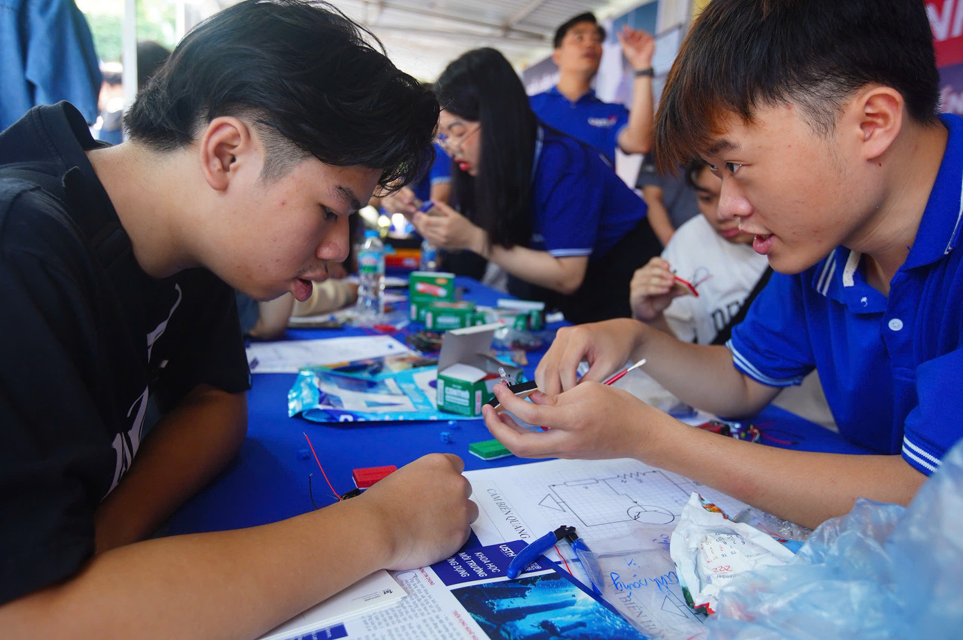 Nhiều học sinh THPT được trực tiếp trải nghiệm tại ngày hội. Nhiều học sinh THPT được trực tiếp trải nghiệm tại ngày hội.