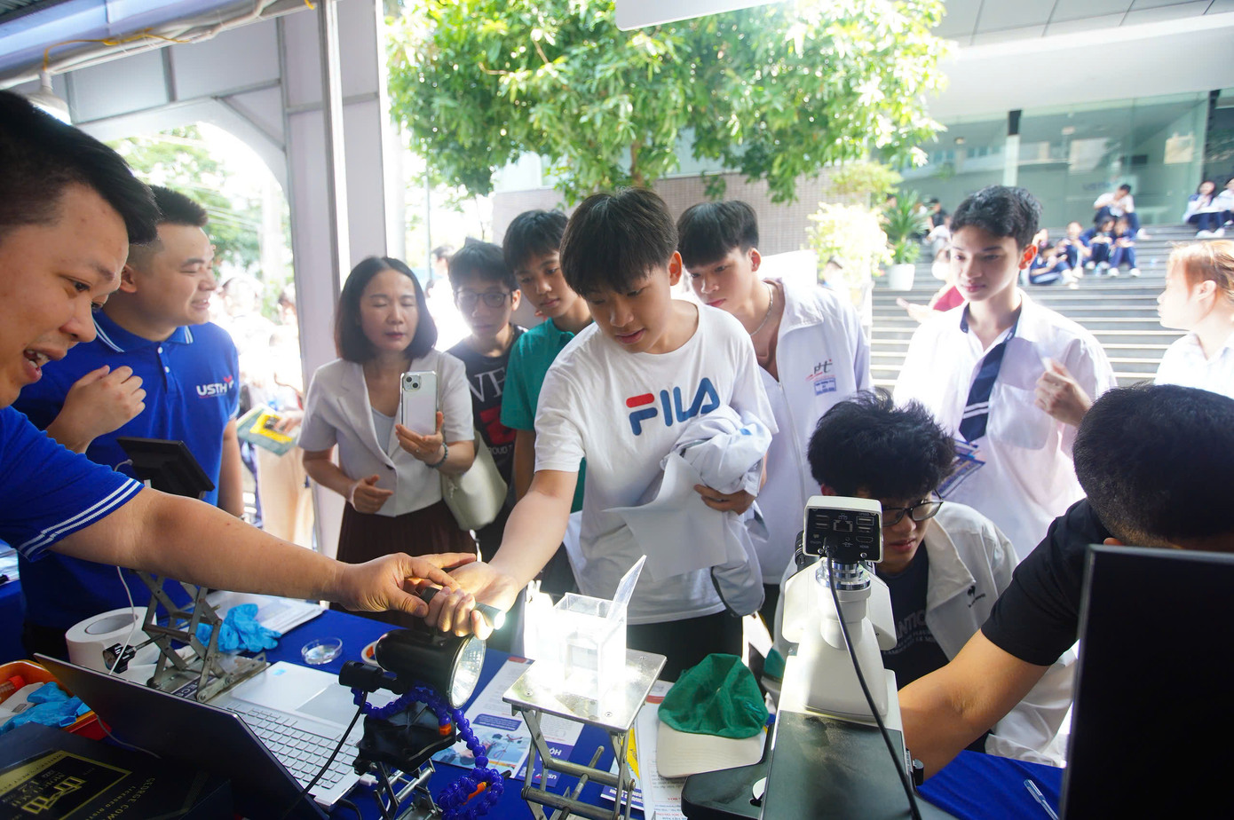 Học sinh Hà Nội hào hứng trải nghiệm 9 phòng thí nghiệm hiện đại tại Ngày hội Khoa học Công nghệ. Học sinh Hà Nội hào hứng trải nghiệm 9 phòng thí nghiệm hiện đại tại Ngày hội Khoa học Công nghệ.