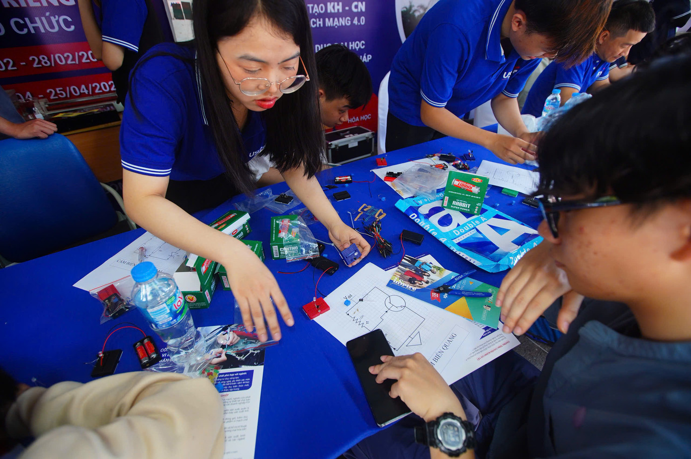 Học sinh hào hứng tham gia trải nghiệm tại chương trình. Học sinh hào hứng tham gia trải nghiệm tại chương trình.