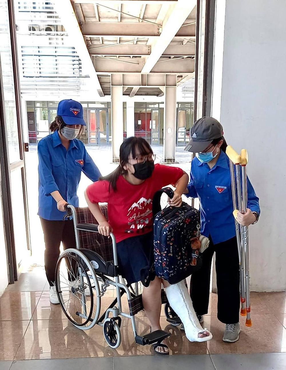 Hỗ trợ thí sinh và người nhà di chuyển đến các điểm thi được thuận lợi.