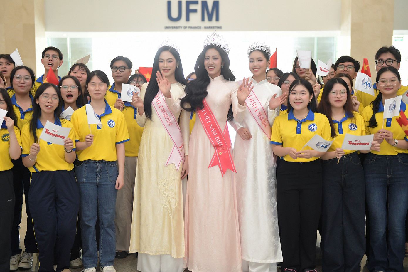 Hàng nghìn sinh viên vây kín Hoa hậu Hà Trúc Linh trong ngày trở về trường. Ảnh: DƯƠNG TRIỀU Hàng nghìn sinh viên vây kín Hoa hậu Hà Trúc Linh trong ngày trở về trường. Ảnh: DƯƠNG TRIỀU