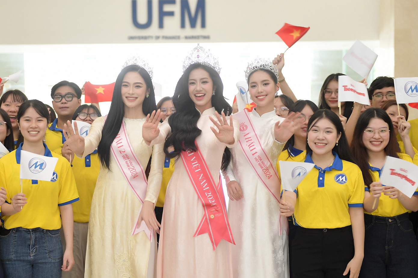 Hà Trúc Linh trong vòng vây sinh viên. Hà Trúc Linh trong vòng vây sinh viên.