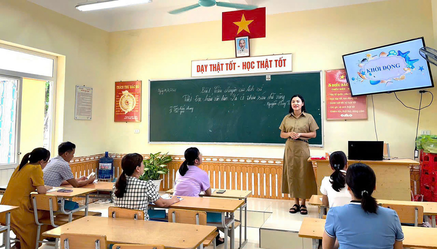 Cô Huyền trên bục giảng chia sẻ kinh nghiệm với các thầy cô giáo.