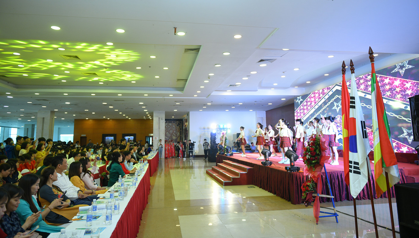 Sự kiện giao lưu văn hóa nghệ thuật Việt Nam - Hàn Quốc, đã thu hút được sự quan tâm của đông đảo khán giả.