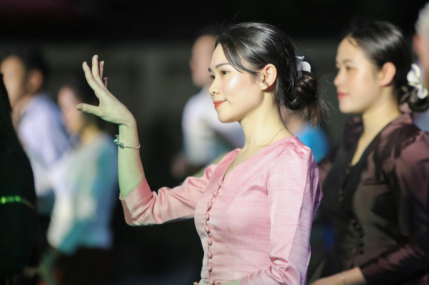 Du học sinh Lào, Campuchia trong điệu múa truyền thống.