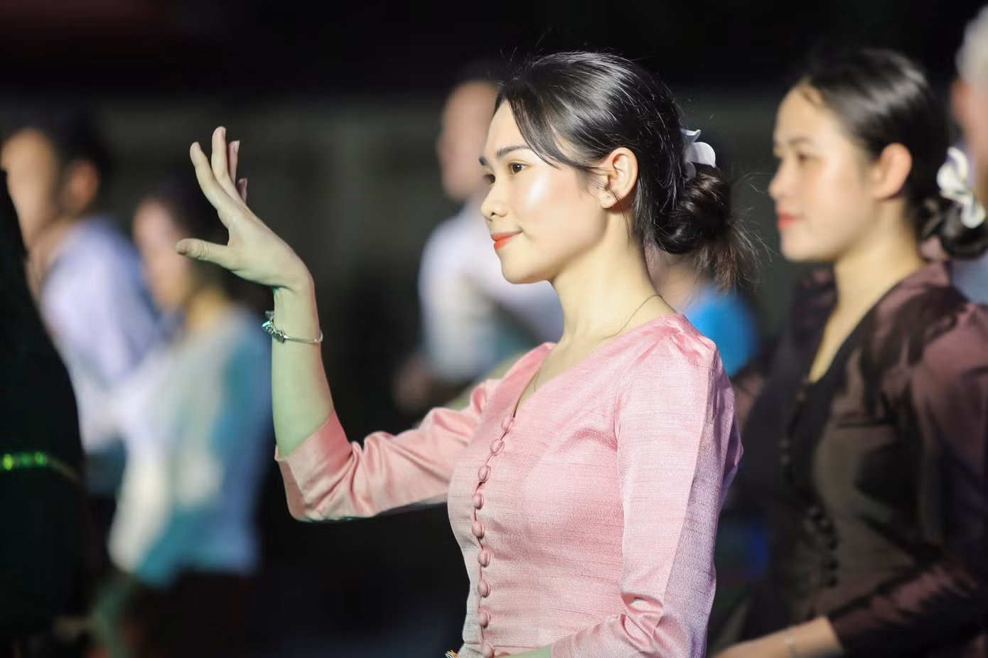 Du học sinh Lào, Campuchia trong điệu múa truyền thống.