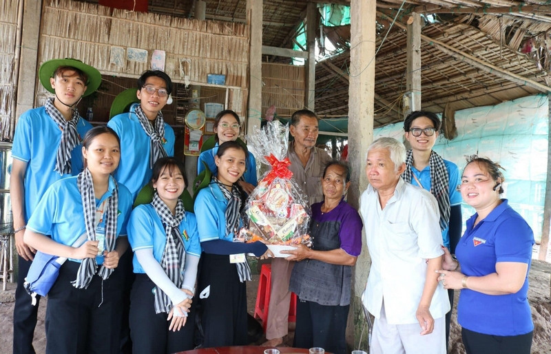 Hoạt động thăm hỏi và tặng quà cho các hộ gia đình chính sách, có công với cách mạng trong xã.