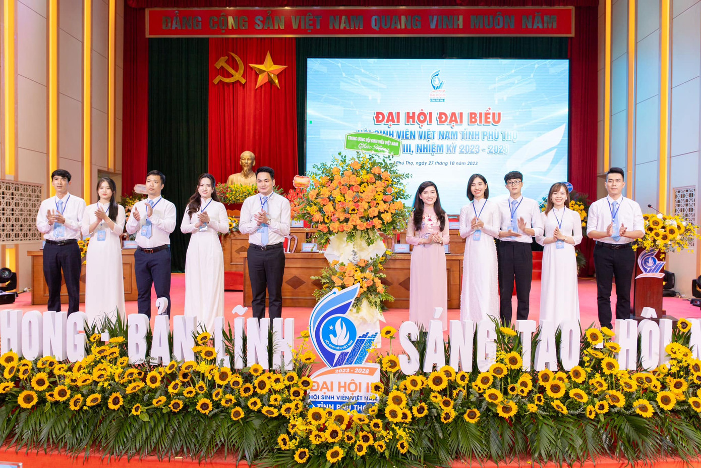 Chị Hồ Hồng Nguyên - Phó Chủ tịch thường trực T.Ư Hội Sinh viên Việt Nam tặng hoa chúc mừng.