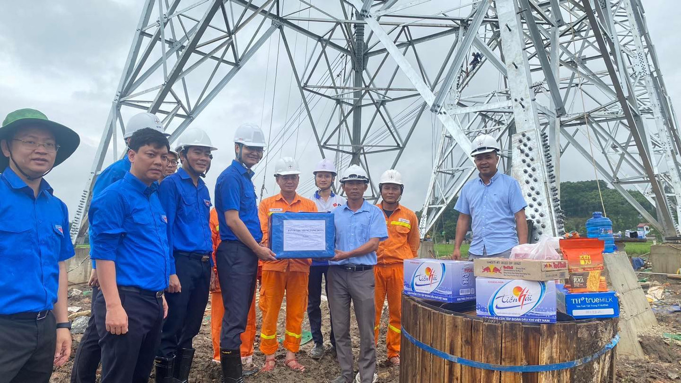 Ngày 6/6, đoàn công tác của T.Ư Đoàn do anh Bùi Quang Huy - Ủy viên dự khuyết T.Ư Đảng, Bí thư thứ nhất T.Ư Đoàn đã đến thăm và làm việc với các đội tình nguyện hỗ trợ xây dựng đường dây 500kV mạch 3 tại huyện Hậu Lộc (tỉnh Thanh Hoá). Ngày 6/6, đoàn công tác của T.Ư Đoàn do anh Bùi Quang Huy - Ủy viên dự khuyết T.Ư Đảng, Bí thư thứ nhất T.Ư Đoàn đã đến thăm và làm việc với các đội tình nguyện hỗ trợ xây dựng đường dây 500kV mạch 3 tại huyện Hậu Lộc (tỉnh Thanh Hoá).