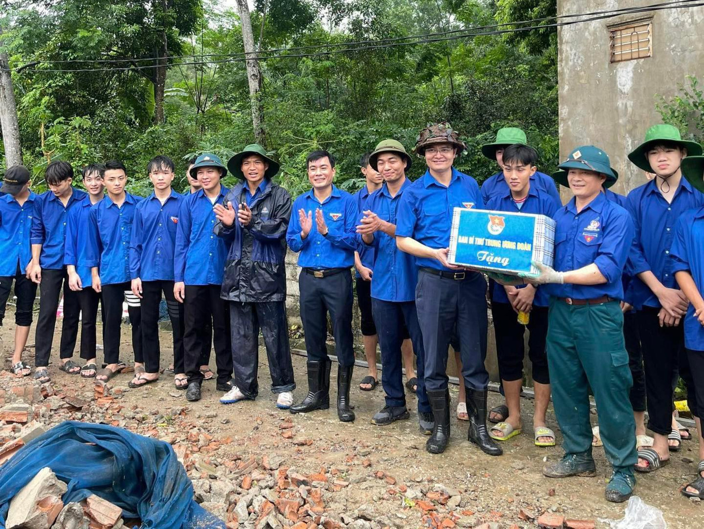 Ngày 6/6, đoàn công tác của T.Ư Đoàn do anh Bùi Quang Huy - Ủy viên dự khuyết T.Ư Đảng, Bí thư thứ nhất T.Ư Đoàn đã đến thăm và làm việc với các đội tình nguyện hỗ trợ xây dựng đường dây 500kV mạch 3 tại huyện Hậu Lộc (tỉnh Thanh Hoá). Ngày 6/6, đoàn công tác của T.Ư Đoàn do anh Bùi Quang Huy - Ủy viên dự khuyết T.Ư Đảng, Bí thư thứ nhất T.Ư Đoàn đã đến thăm và làm việc với các đội tình nguyện hỗ trợ xây dựng đường dây 500kV mạch 3 tại huyện Hậu Lộc (tỉnh Thanh Hoá).
