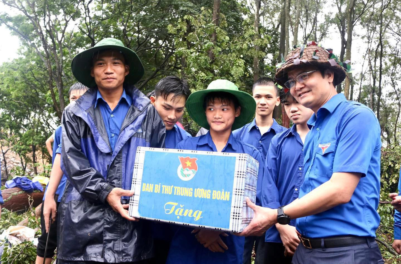 Anh Bùi Quang Huy - Ủy viên dự khuyết T.Ư Đảng, Bí thư thứ nhất T.Ư Đoàn tặng quà động viên thanh niên tình nguyện. Anh Bùi Quang Huy - Ủy viên dự khuyết T.Ư Đảng, Bí thư thứ nhất T.Ư Đoàn tặng quà động viên thanh niên tình nguyện.