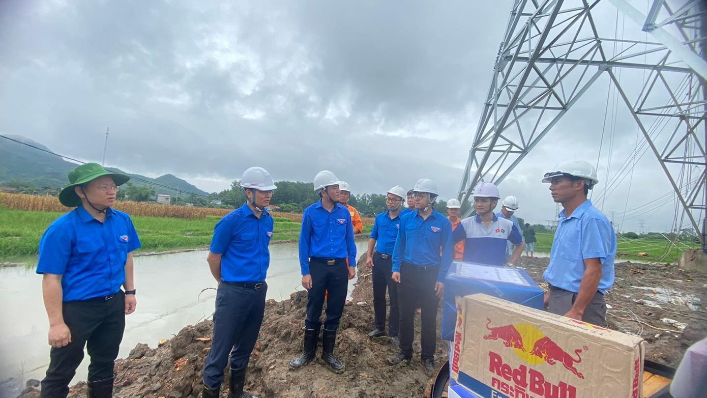 Ngày 6/6, đoàn công tác của T.Ư Đoàn do anh Bùi Quang Huy - Ủy viên dự khuyết T.Ư Đảng, Bí thư thứ nhất T.Ư Đoàn đã đến thăm và làm việc với các đội tình nguyện hỗ trợ xây dựng đường dây 500kV mạch 3 tại huyện Hậu Lộc (tỉnh Thanh Hoá). Ngày 6/6, đoàn công tác của T.Ư Đoàn do anh Bùi Quang Huy - Ủy viên dự khuyết T.Ư Đảng, Bí thư thứ nhất T.Ư Đoàn đã đến thăm và làm việc với các đội tình nguyện hỗ trợ xây dựng đường dây 500kV mạch 3 tại huyện Hậu Lộc (tỉnh Thanh Hoá).