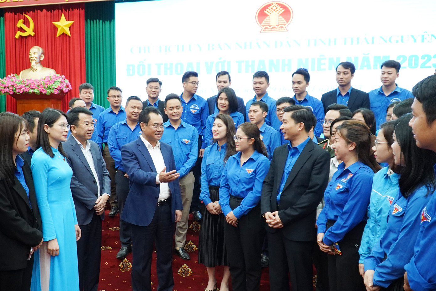 Ông Trịnh Việt Hùng - Chủ tịch UBND tỉnh, trao đổi với đoàn viên, thanh niên tại Hội nghị. Ông Trịnh Việt Hùng - Chủ tịch UBND tỉnh, trao đổi với đoàn viên, thanh niên tại Hội nghị.