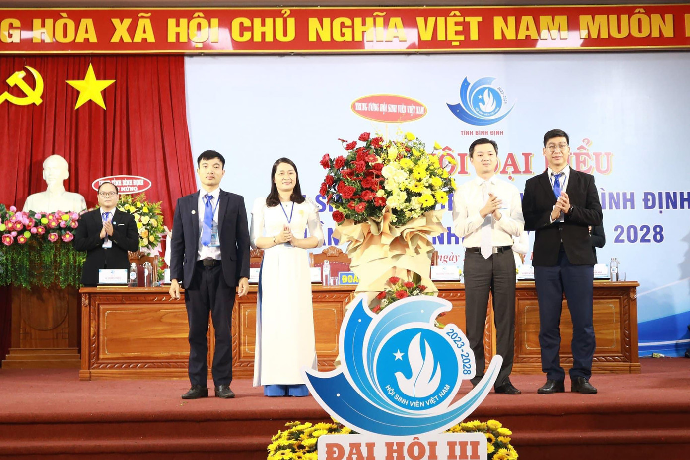 Anh Nguyễn Minh Triết - Bí thư T.Ư Đoàn, Chủ tịch T.Ư Hội Sinh viên Việt Nam, tặng hoa chúc mừng Đại hội. Anh Nguyễn Minh Triết - Bí thư T.Ư Đoàn, Chủ tịch T.Ư Hội Sinh viên Việt Nam, tặng hoa chúc mừng Đại hội.