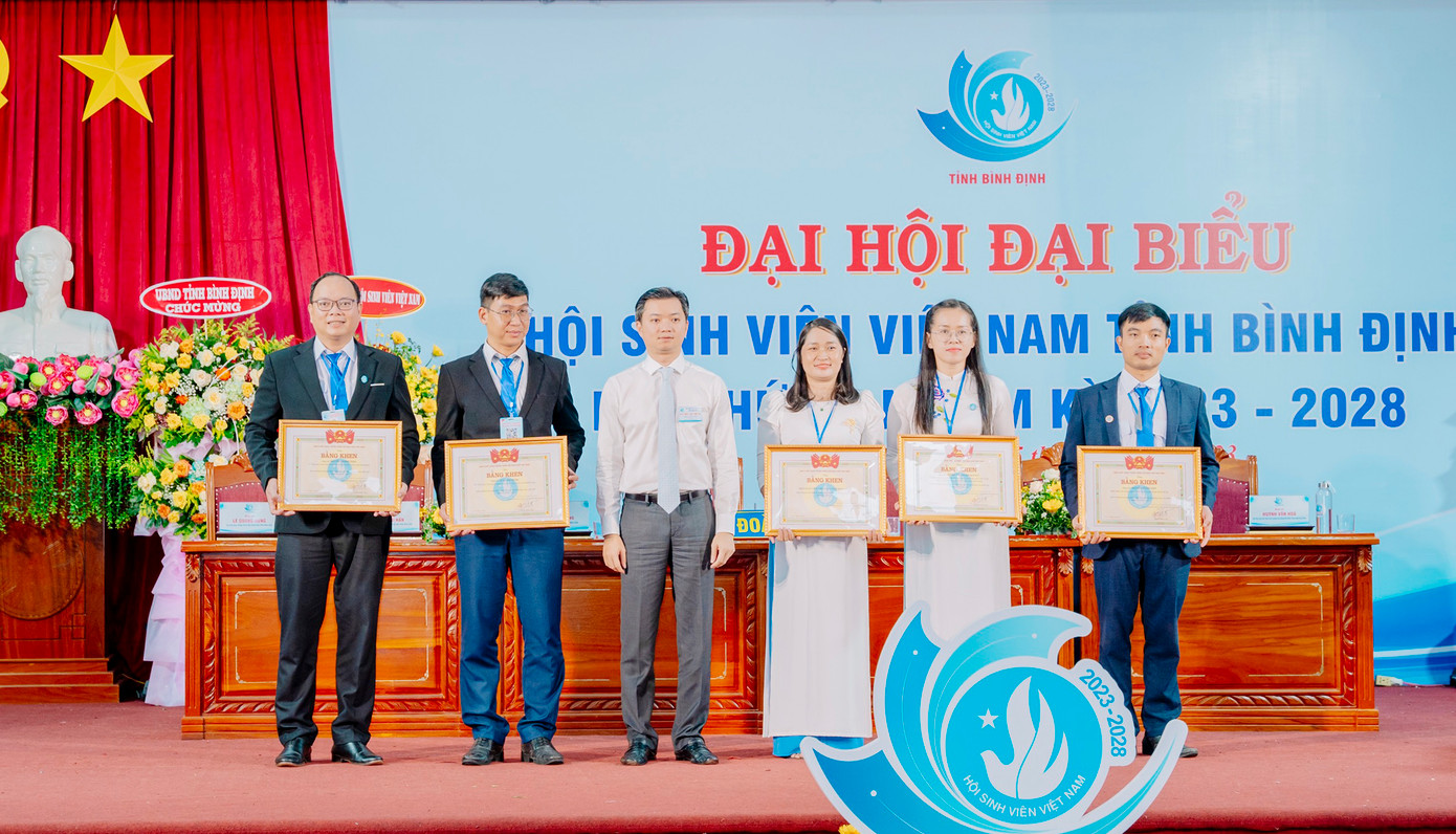 T.Ư Hội Sinh viên Việt Nam trao tặng Bằng khen cho 1 tập thể và 5 cá nhân có thành tích xuất sắc. T.Ư Hội Sinh viên Việt Nam trao tặng Bằng khen cho 1 tập thể và 5 cá nhân có thành tích xuất sắc.