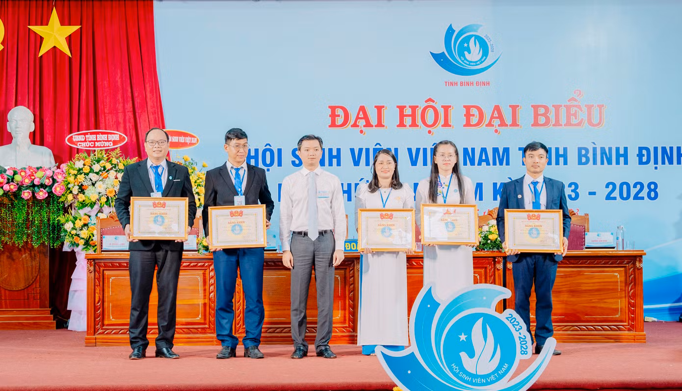 T.Ư Hội Sinh viên Việt Nam trao tặng Bằng khen cho 1 tập thể và 5 cá nhân có thành tích xuất sắc.