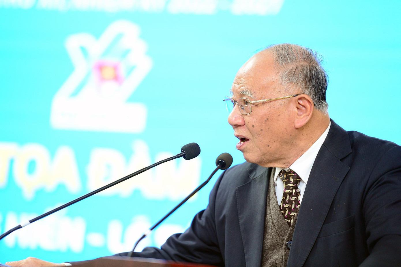 GS Hoàng Chí Bảo, nguyên Ủy viên Hội đồng Lý luận T.Ư, chuyên gia cao cấp Học viện Chính trị Quốc gia Hồ Chí Minh chia sẻ tại toạ đàm.