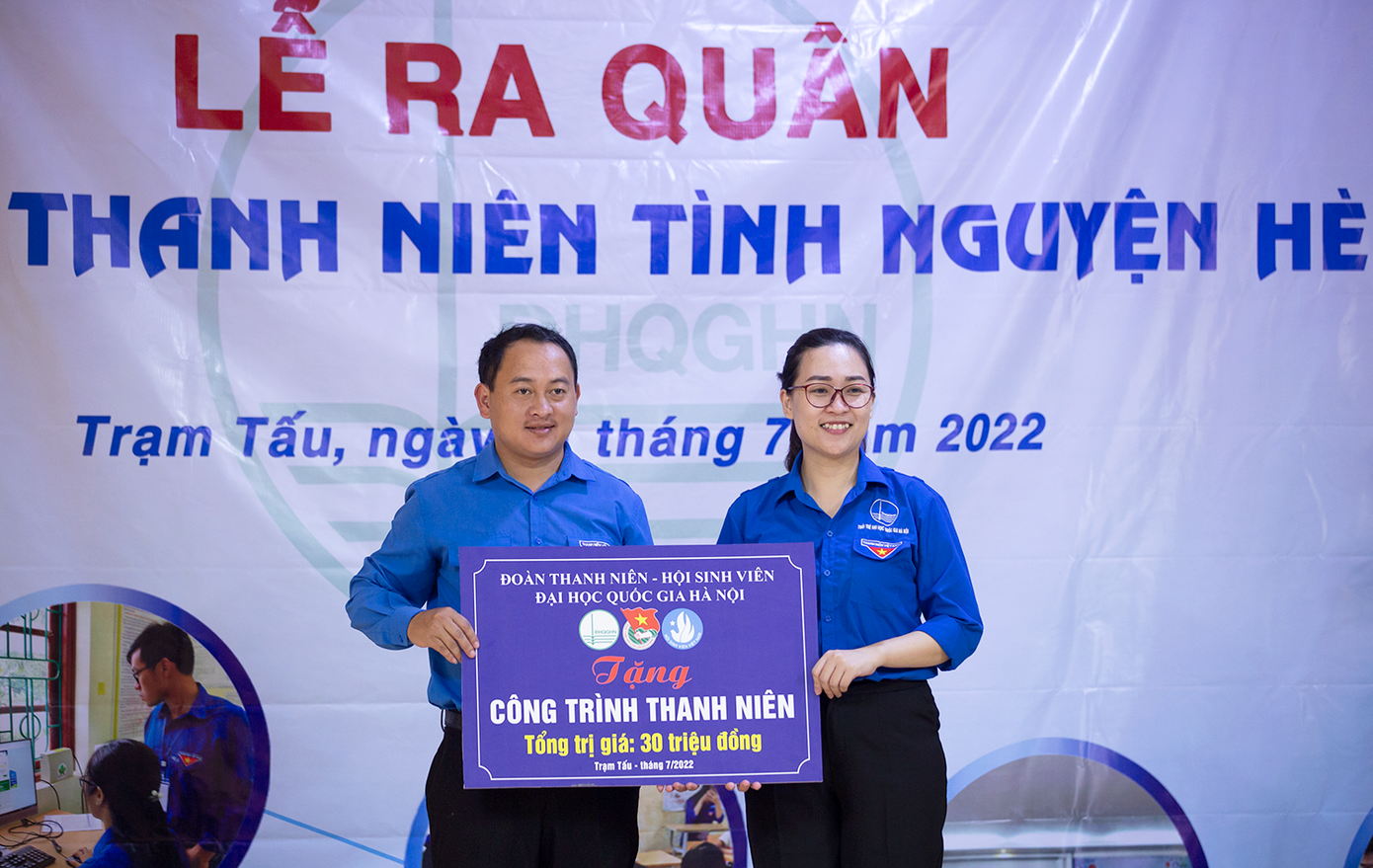 Chị Hứa Thanh Hoa - Bí thư Đoàn, Chủ tịch Hội Sinh viên ĐHQG Hà Nội trao biển Công trình thanh niên của ĐHQG Hà Nội. Chị Hứa Thanh Hoa - Bí thư Đoàn, Chủ tịch Hội Sinh viên ĐHQG Hà Nội trao biển Công trình thanh niên của ĐHQG Hà Nội.