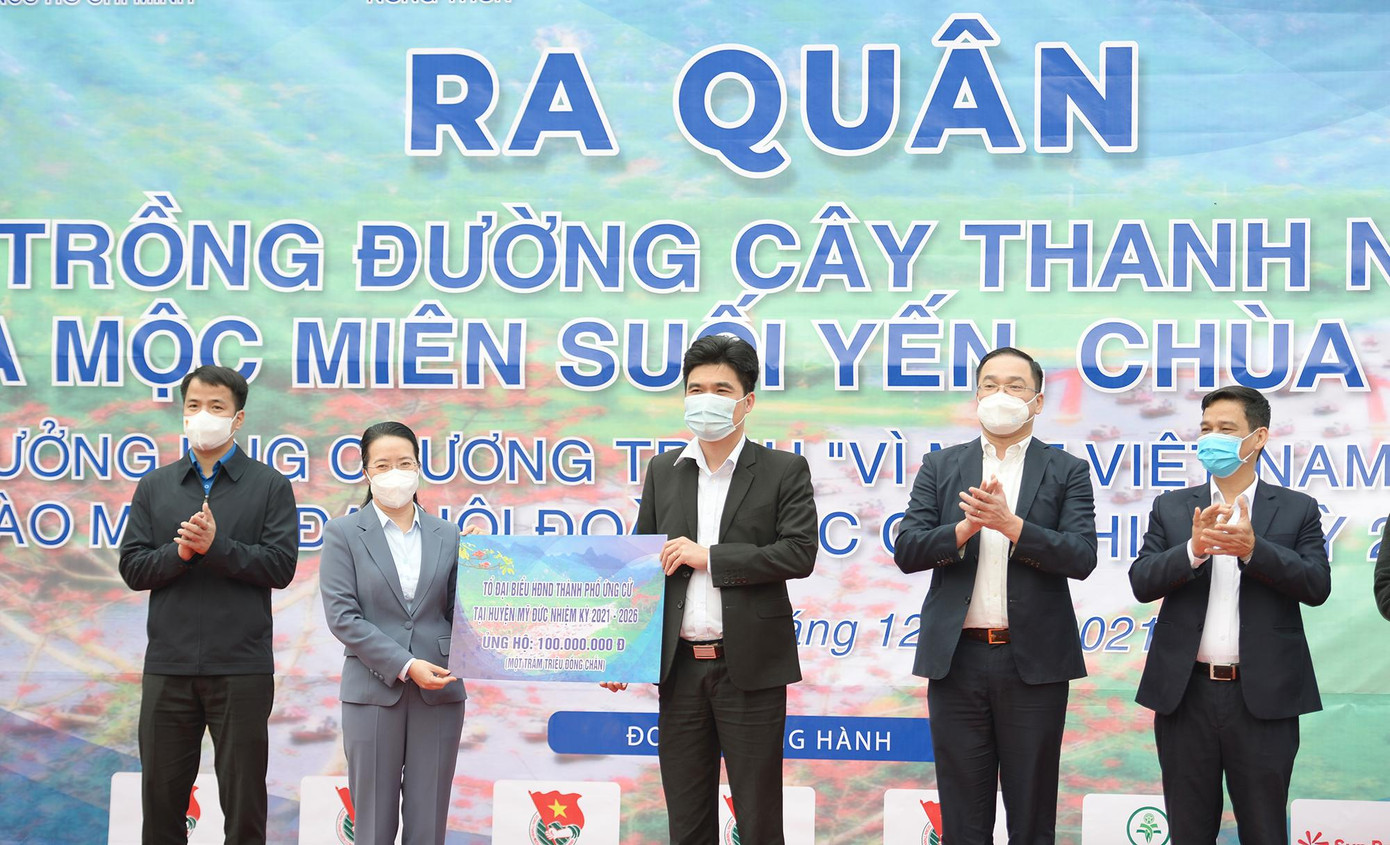 Đại diện lãnh đạo huyện Mỹ Đức đón nhận sự ủng hộ dự án cây xanh trong chương trình. Ảnh: DƯƠNG TRIỀU Đại diện lãnh đạo huyện Mỹ Đức đón nhận sự ủng hộ dự án cây xanh trong chương trình. Ảnh: DƯƠNG TRIỀU