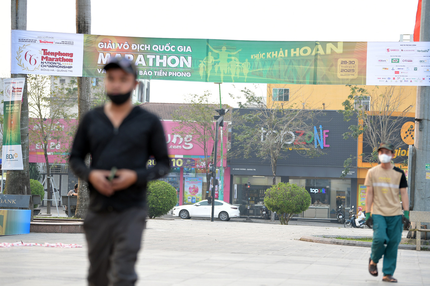 Nhiều người dân địa phương cũng hào hứng với sự kiện thể thao lớn này. Ông Nguyễn Thanh Đồng (65 tuổi, Đông Hà) cho biết: "Lần đầu tiên thành phố có một sự kiện thể thao quy mô thế này, chúng tôi rất vui. Tôi và bạn bè đã tranh thủ đi tập thể dục và đến đây để check-in, cổ vũ các vận động viên".