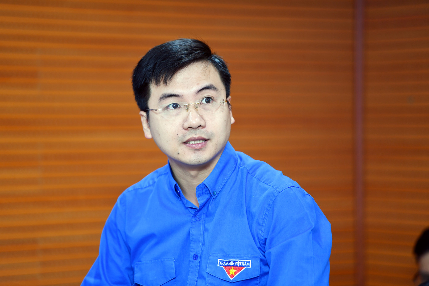 Anh Nguyễn Nhất Linh - Phó Trưởng ban Tuyên giáo (T.Ư Đoàn): “Tham gia mạng xã hội là điều tất yếu. Tuy nhiên, nếu không có cách tham gia phù hợp, chúng ta sẽ bị tụt hậu và gặp phải nhiều nguy cơ. Khi tham gia không gian mạng, giới trẻ có thể gặp phải những nguy cơ như: bị đánh cắp thông tin cá nhân, bị bắt nạt trực tuyến, quấy rối trên không gian mạng và các tệ nạn khác như buôn bán người, nghiện game… hoặc tiếp xúc với tin giả”. Anh Nguyễn Nhất Linh - Phó Trưởng ban Tuyên giáo (T.Ư Đoàn): “Tham gia mạng xã hội là điều tất yếu. Tuy nhiên, nếu không có cách tham gia phù hợp, chúng ta sẽ bị tụt hậu và gặp phải nhiều nguy cơ. Khi tham gia không gian mạng, giới trẻ có thể gặp phải những nguy cơ như: bị đánh cắp thông tin cá nhân, bị bắt nạt trực tuyến, quấy rối trên không gian mạng và các tệ nạn khác như buôn bán người, nghiện game… hoặc tiếp xúc với tin giả”.