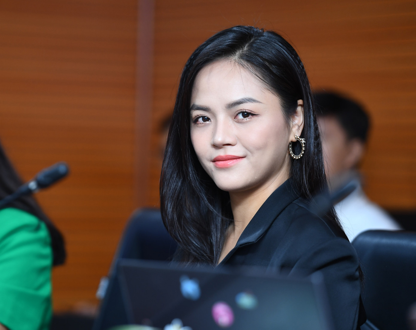 Diễn viên Thu Quỳnh: “Bất kể ai sử dụng mạng xã hội, đặc biệt là sinh viên, cũng rất có thể là thủ phạm lan truyền thông tin sai lệch, gây hậu quả khôn lường. Ranh giới giữa nạn nhân, thủ phạm rất mong manh”. Diễn viên Thu Quỳnh: “Bất kể ai sử dụng mạng xã hội, đặc biệt là sinh viên, cũng rất có thể là thủ phạm lan truyền thông tin sai lệch, gây hậu quả khôn lường. Ranh giới giữa nạn nhân, thủ phạm rất mong manh”.