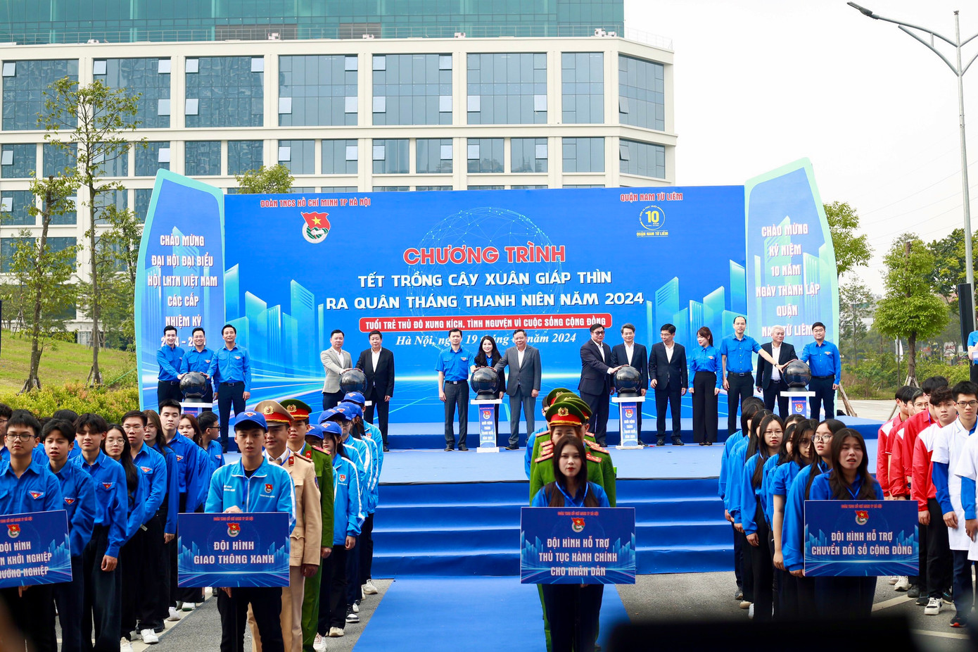 Ban Thường vụ Thành đoàn Hà Nội ra mắt 8 đội hình tình nguyện cấp Thành phố. Ban Thường vụ Thành đoàn Hà Nội ra mắt 8 đội hình tình nguyện cấp Thành phố.