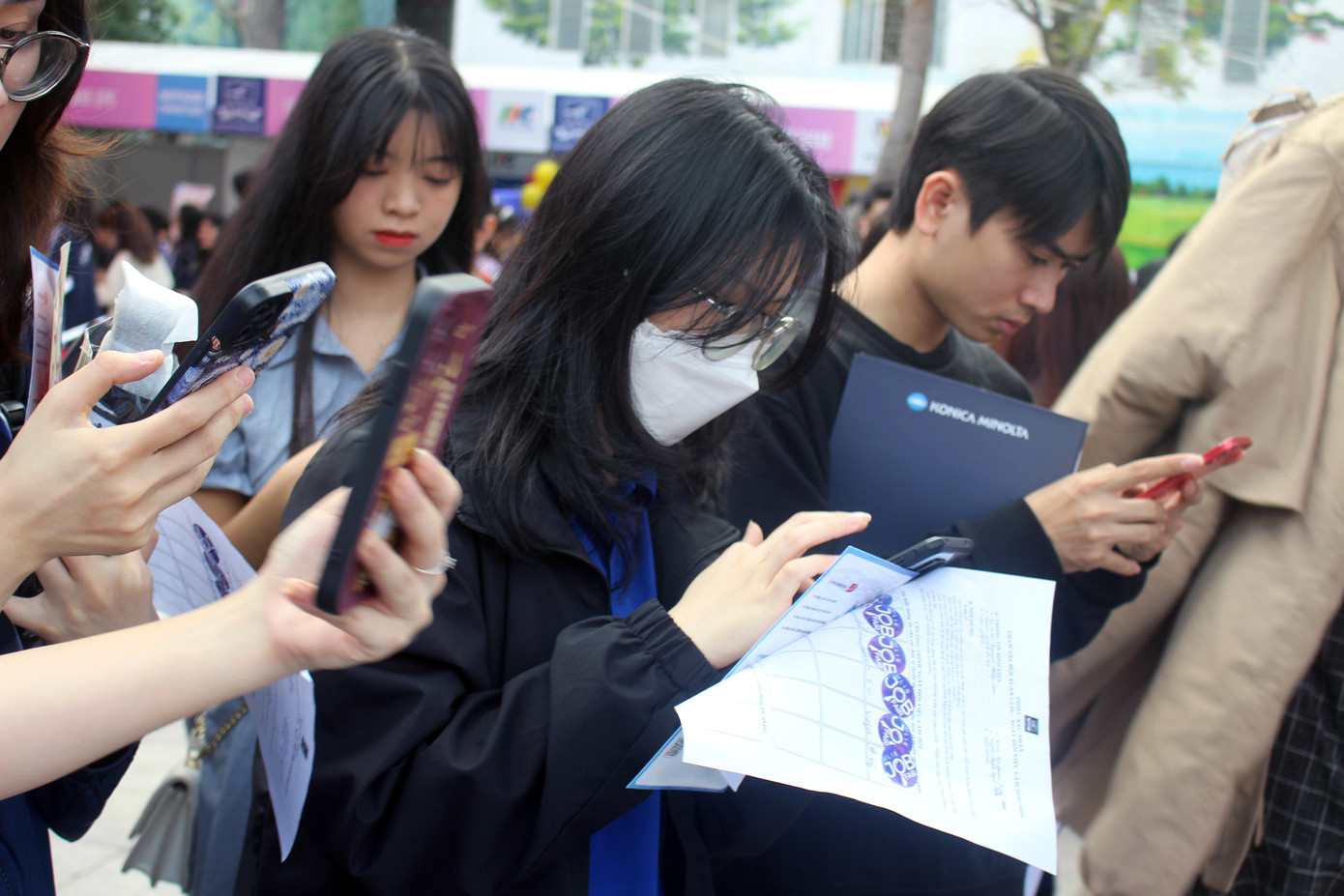 Trong đó, &quot;Hội xuân ULIS&quot; 2024 là dịp để học sinh, sinh viên, cán bộ, viên chức, người lao động trong trường và đối tác, giáo viên, lưu học sinh người nước ngoài tham gia tìm hiểu, trải nghiệm những giá trị văn hóa truyền thống của người Việt nhân dịp đón Tết đến Xuân về. Đồng thời, “Ngày hội việc làm - ULIS Job Fair” tạo điều kiện kết nối giữa nhà trường và doanh nghiệp nhằm giới thiệu các cơ hội việc làm, thực tập tới sinh viên toàn trường.