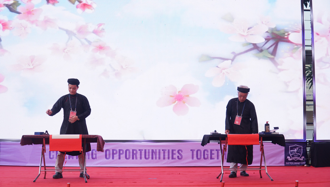 Không gian Thư pháp gồm các hoạt động: Thi viết thư pháp của sinh viên trường ĐH Ngoại ngữ; xin chữ thư pháp từ các ông đồ đến từ CLB Thư họa UNESCO Hà Nội và giảng viên khoa Ngoại ngữ và Văn hóa Trung Quốc. Không gian Hội chợ Xuân: Trưng bày, giới thiệu và bán các sản phẩm đặc trưng vùng miền và phù hợp với không khí Tết từ các đơn vị, cá nhân trong và ngoài trường.