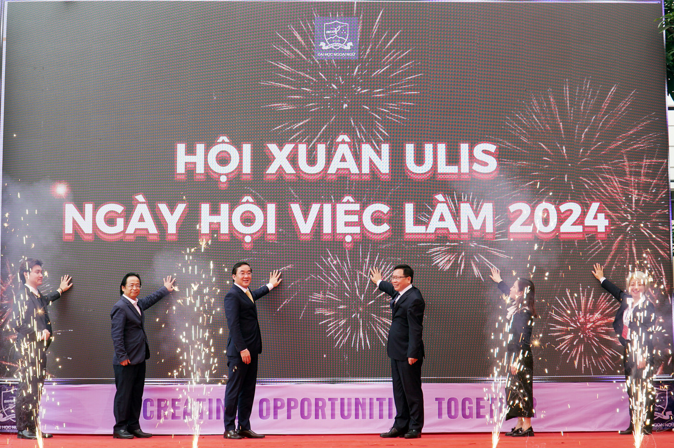 Trong những năm qua, với việc phát triển hợp tác giữa trường ĐH Ngoại ngữ (ĐHQG Hà Nội) và các tổ chức, doanh nghiệp trên khắp cả nước, “Ngày hội việc làm - ULIS Job Fair” đã thực hiện trọn vẹn triết lý phát triển “Cùng nhau kiến tạo cơ hội” của nhà trường. Hoạt động không những góp phần định hướng con đường phát triển nghề nghiệp mà còn mở rộng cơ hội việc làm, nâng cao kiến thức, kỹ năng cần thiết cho sinh viên.