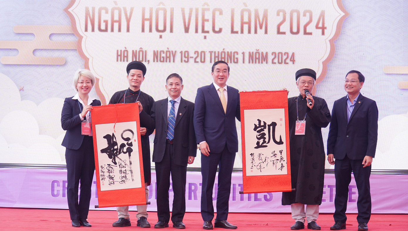 Năm nay, với hàng ngàn vị trí tuyển dụng đến từ 66 doanh nghiệp uy tín trong và ngoài nước, đa dạng về các lĩnh vực khác nhau như giáo dục, kinh doanh, du lịch, truyền thông, sản xuất... “ULIS Job Fair” 2024 góp phần tạo môi trường để sinh viên có cơ hội được trải nghiệm và thực hành ngay khi còn đang ngồi trên ghế giảng đường. Đây cũng là cơ hội cho sinh viên chuẩn bị CV, kỹ năng khi tham gia phỏng vấn, bổ sung kiến thức chuyên môn và dễ dàng nắm bắt được cơ hội nghề nghiệp yêu thích sau khi tốt nghiệp.