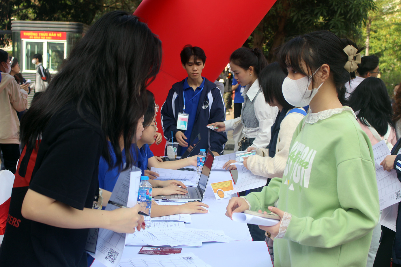 Đặc biệt, chương trình “Hội Xuân ULIS&quot; 2024 quyên góp được hơn 200 triệu đồng ủng hộ hoạt động tặng vé xe về quê ăn Tết cho học sinh sinh viên có hoàn cảnh khó khăn.