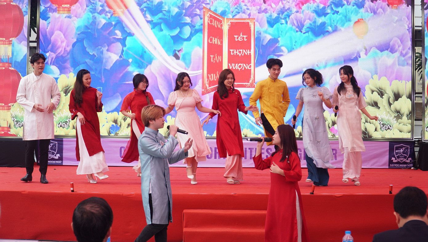 Bên cạnh đó, chương trình còn nhiều hoạt động hấp dẫn khác như: Thi gói bánh chưng; thi nhảy “Vũ điệu mùa Xuân” của cán bộ và học sinh sinh viên với 29 đội tham gia; thi đấu trò chơi dân gian như kéo co, đi cầu kiều gánh bánh chưng, đập niêu, nhảy sạp...