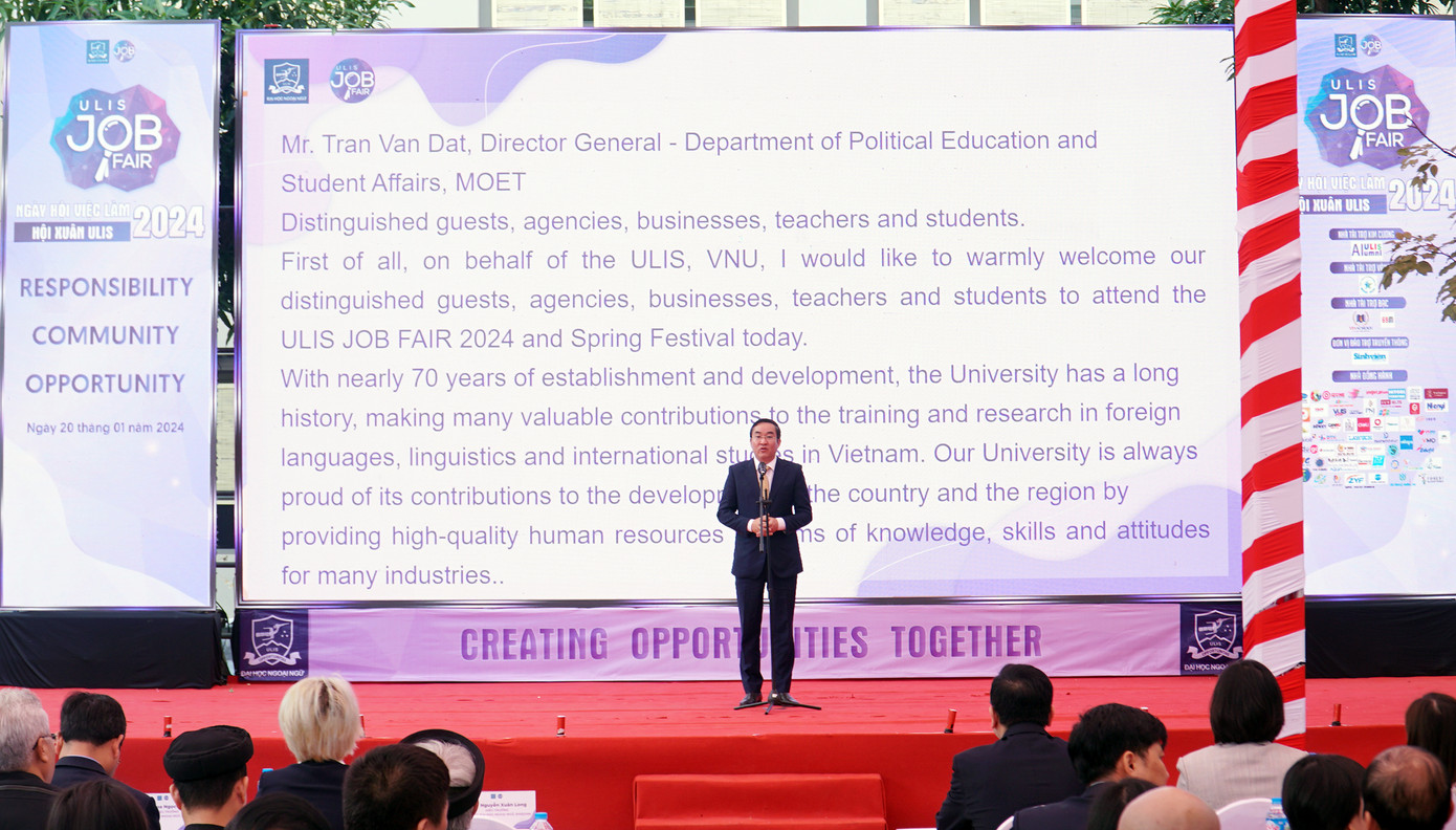 Chia sẻ tại chương trình, TS Nguyễn Xuân Long – Hiệu trưởng trường ĐH Ngoại ngữ (ĐHQG Hà Nội) nhấn mạnh: Đây là dịp để tạo điều kiện kết nối giữa Nhà trường và doanh nghiệp nhằm giới thiệu các cơ hội việc làm, thực tập tới sinh viên toàn trường. Thông qua Ngày hội, sinh viên được gặp gỡ các nhà tuyển dụng, có thêm những kiến thức liên quan đến các cơ quan, doanh nghiệp và nhu cầu của xã hội, kiểm nghiệm năng lực của bản thân, trải nghiệm và định hướng cho nghề nghiệp của bản thân trong tương lai.