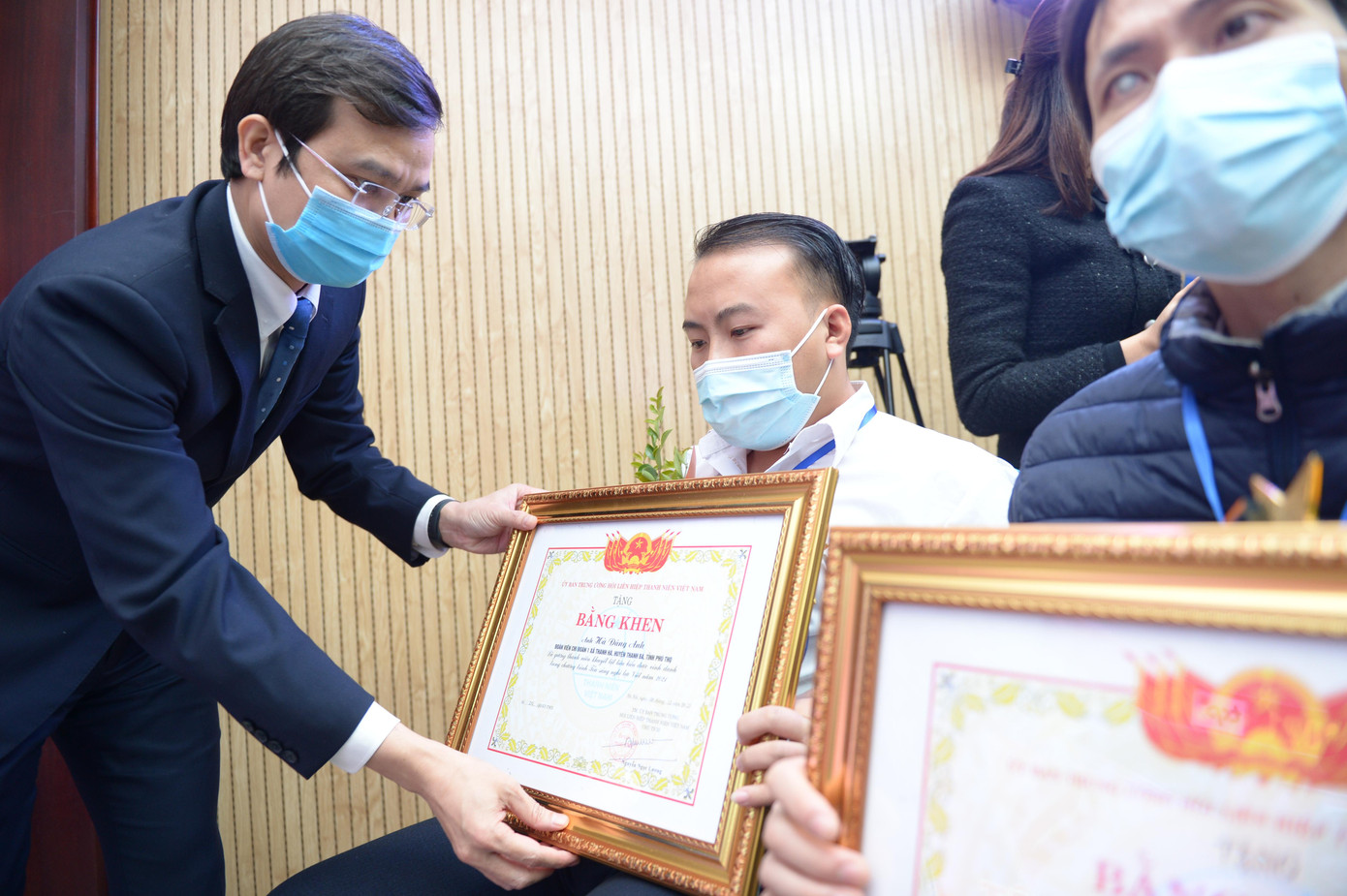 Anh Bùi Quang Huy - Ủy viên dự khuyết T.Ư Đảng, Bí thư thường trực T.Ư Đoàn trao bằng khen cho những thanh niên khuyết tật tiêu biểu trong chương trình "Toả sáng nghị lực Việt", năm 2021.