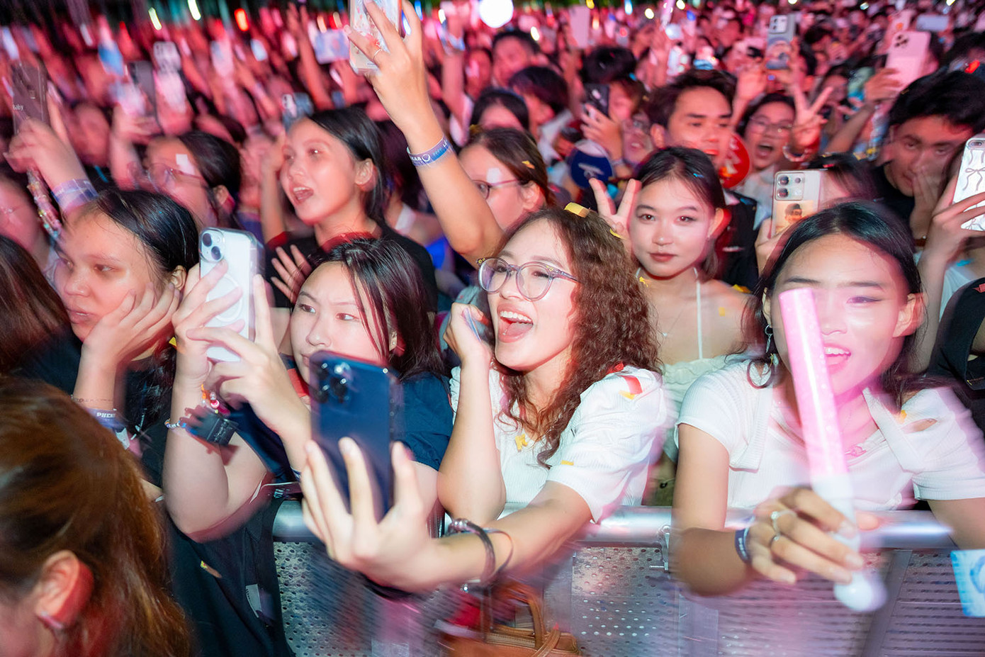 Loạt hình ảnh những khoảnh khắc đắm chìm và vỡ òa cảm xúc của khán giả trong đêm nhạc COLORSTORM 2025.