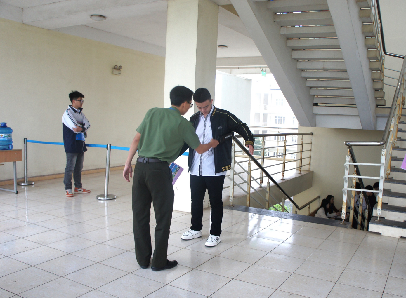 Kiểm tra an ninh trước khi vào khu vực thi tại điểm thi trường ĐH Hồng Đức (Thanh Hóa).