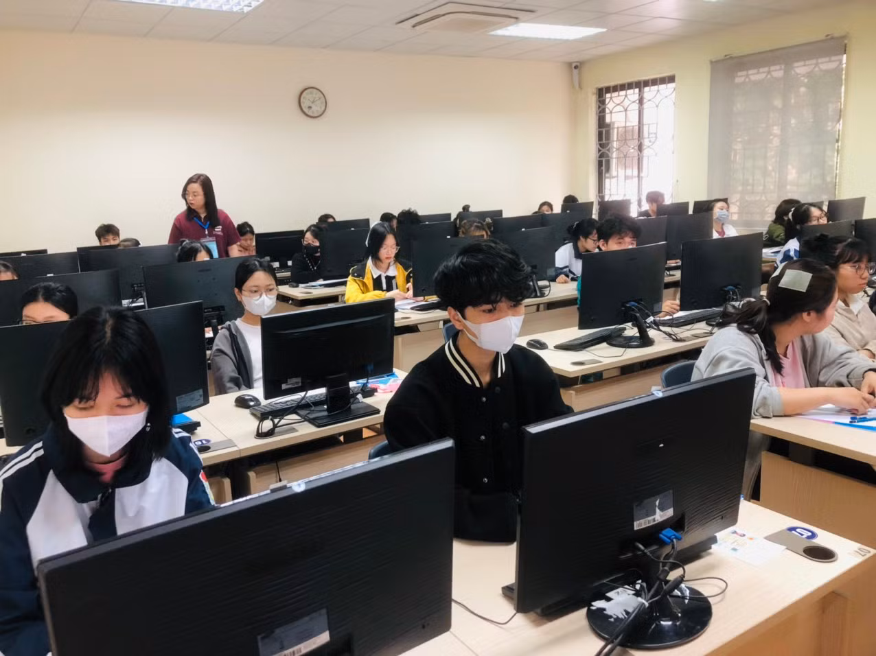 Thí sinh vào phòng thi tại địa điểm thi trường ĐH Công nghệ (ĐHQG Hà Nội), đợt thi HSA 303.