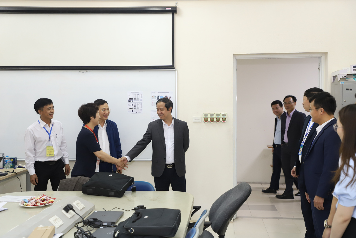 Bộ trưởng Bộ GD - ĐT Nguyễn Kim Sơn ghé thăm điểm thi ĐGNL tại trường ĐH Sư phạm Kỹ thuật Hưng Yên trong chuyến công tác tại Hưng Yên ngày 8/4/2023.