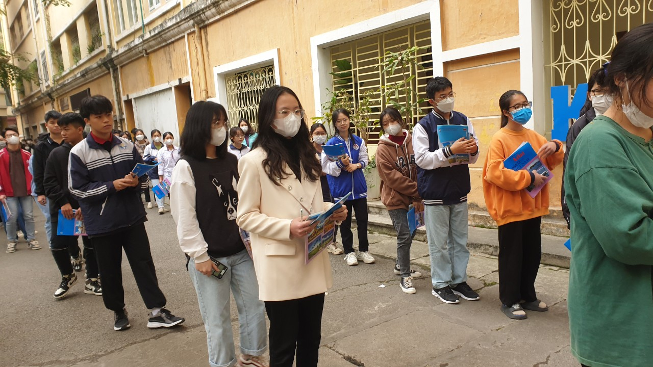 Thí sinh dự thi HSA 303 tại địa điểm thi trường ĐH Khoa học Xã hội và Nhân văn (ĐHQG Hà Nội) ngày 9/4/2023.