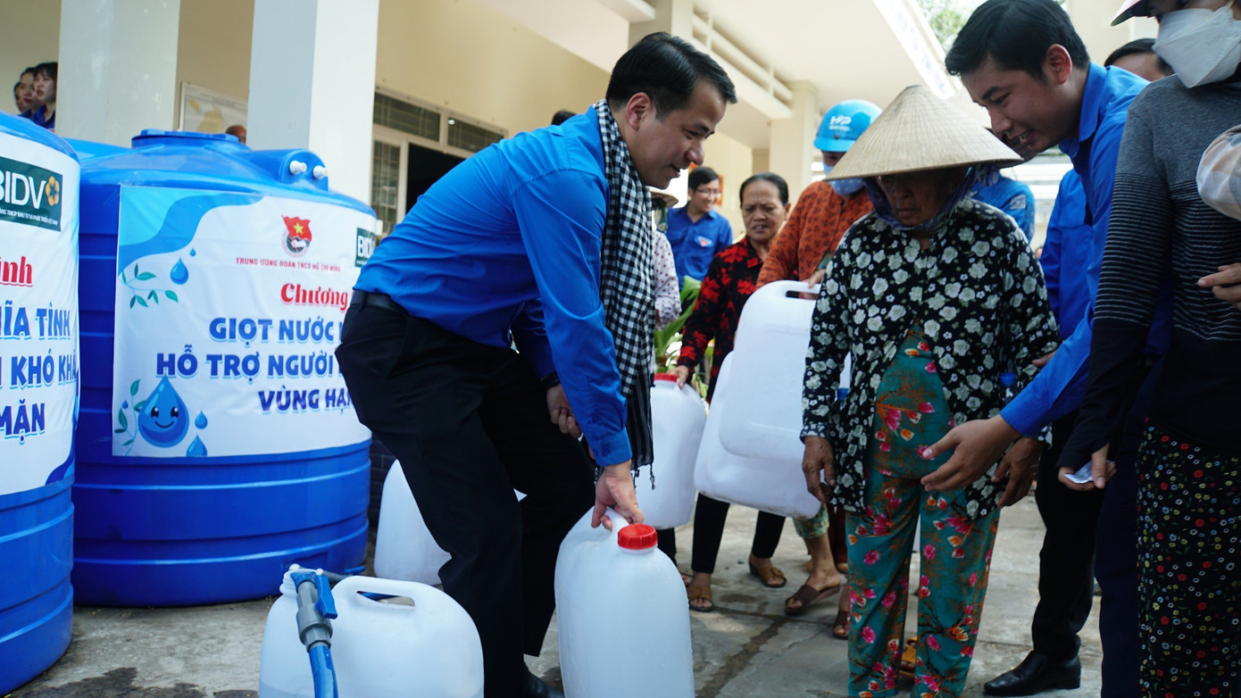 Anh Ngô Văn Cương tham gia hỗ trợ nước cho bà con tại Bến Tre. Ảnh: HOÀ HỘI Anh Ngô Văn Cương tham gia hỗ trợ nước cho bà con tại Bến Tre. Ảnh: HOÀ HỘI