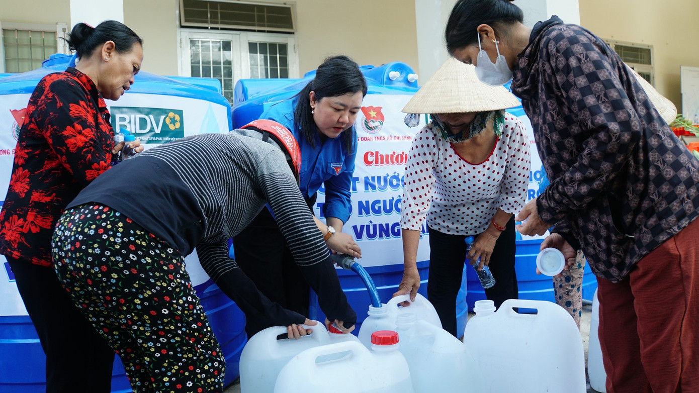 Bà con đến xã An Hiệp (huyện Ba Tri, tỉnh Bến Tre) nhận nước từ chương trình. Ảnh: HOÀ HỘI Bà con đến xã An Hiệp (huyện Ba Tri, tỉnh Bến Tre) nhận nước từ chương trình. Ảnh: HOÀ HỘI