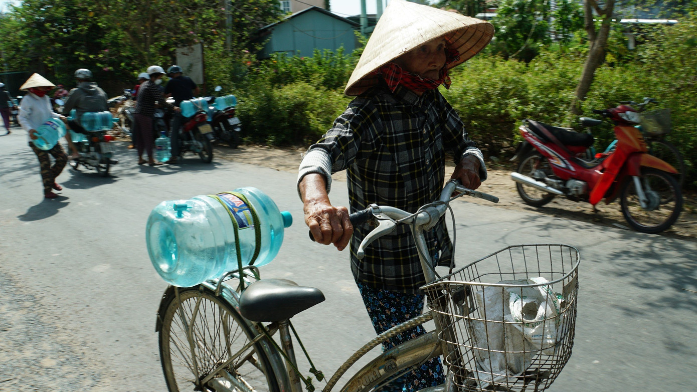 Bà con đến xã An Hiệp (huyện Ba Tri, tỉnh Bến Tre) nhận nước từ chương trình. Ảnh: HOÀ HỘI Bà con đến xã An Hiệp (huyện Ba Tri, tỉnh Bến Tre) nhận nước từ chương trình. Ảnh: HOÀ HỘI