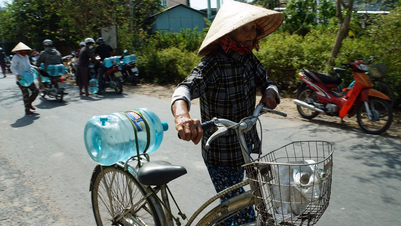 Bà con đến xã An Hiệp (huyện Ba Tri, tỉnh Bến Tre) nhận nước từ chương trình. Ảnh: HOÀ HỘI